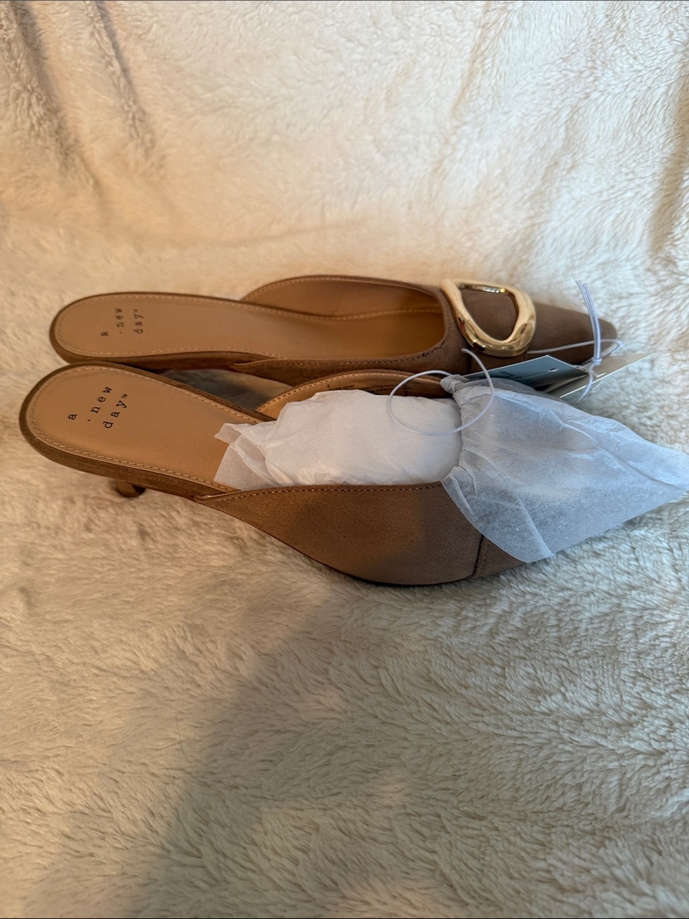 A New Day Larissa Beige Pointed Toe Gold Buckle Kitten Heel Mules Womens 8 NEW - Picture 8 of 10